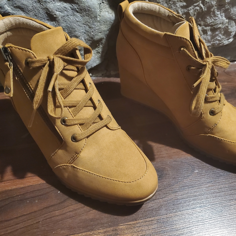 SOUL Naturalizer Women's Camel Wedge Ankle Boots